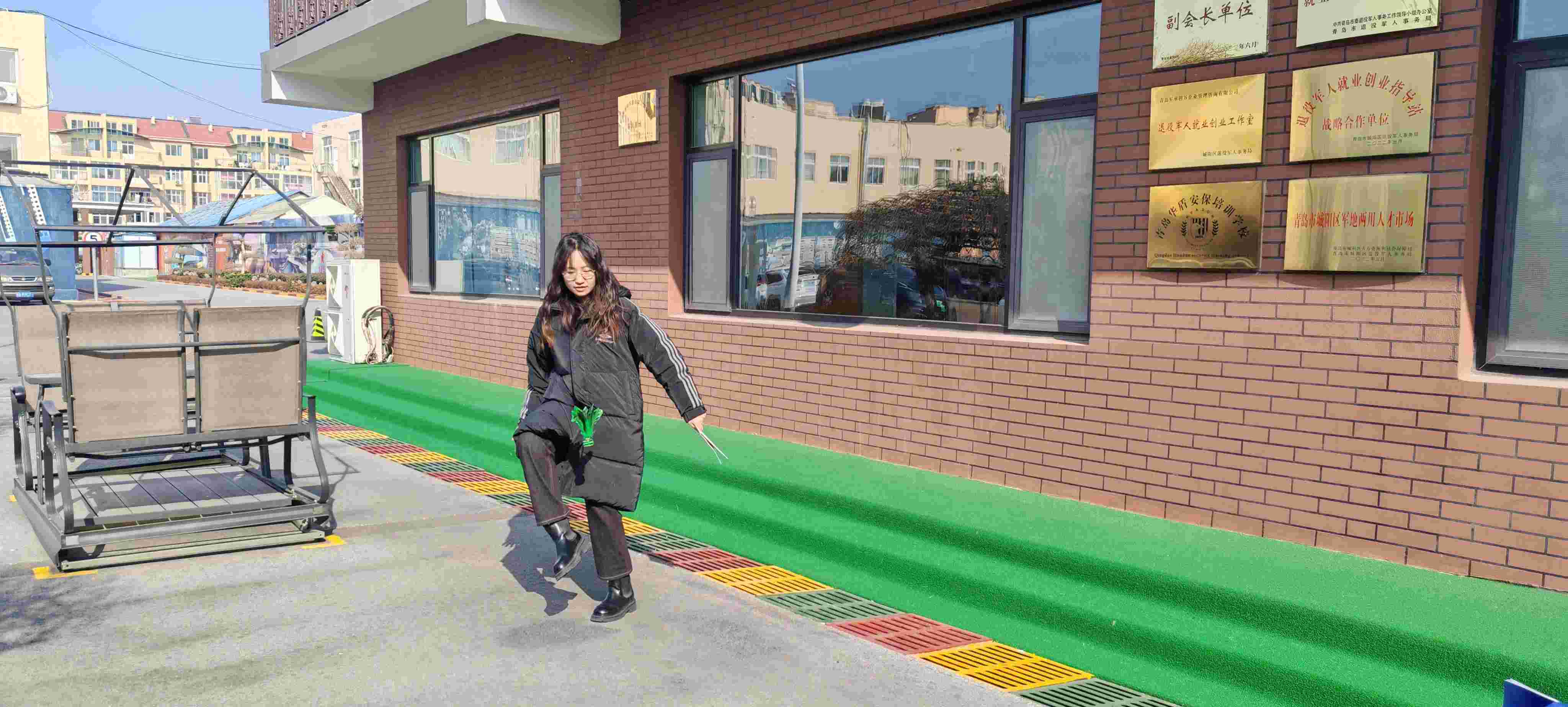 Atividade de chute de peteca ao ar livre após a pausa para o almoço